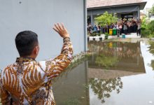 Gubernur Banten, Andra Soni meninjau banjir di SMAN 15 Kota Tangerang. Foto: Biro Adpim Banten