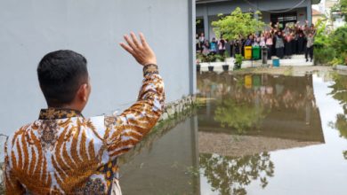 Gubernur Banten, Andra Soni meninjau banjir di SMAN 15 Kota Tangerang. Foto: Biro Adpim Banten