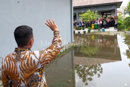 Gubernur Banten, Andra Soni meninjau banjir di SMAN 15 Kota Tangerang. Foto: Biro Adpim Banten