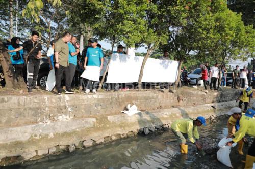 Gubernur Banten, Andra Soni dalam gerakan ASRI di Kota Serang. Foto Biro Adpim Banten