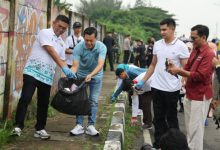 Gubernur Banten, Andra Soni dalam Gerakan Jumat Bersih. Foto Biro Adpim Banten