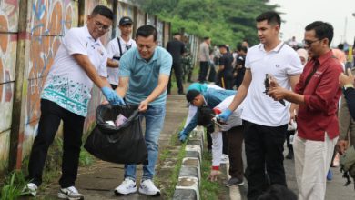 Gubernur Banten, Andra Soni dalam Gerakan Jumat Bersih. Foto Biro Adpim Banten