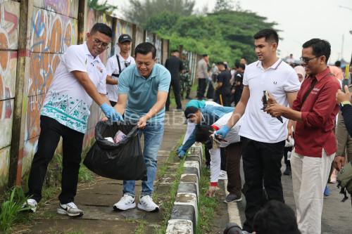 Gubernur Banten, Andra Soni dalam Gerakan Jumat Bersih. Foto Biro Adpim Banten