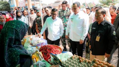 Gubernur Banten, Andra Soni dalam Gerakan Pangan Murah. Foto: Biro Adpim Banten