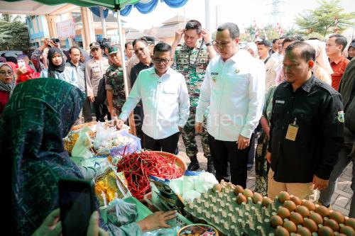 Gubernur Banten, Andra Soni dalam Gerakan Pangan Murah. Foto: Biro Adpim Banten