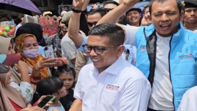 Cagub Banten Nomor urut 2, Andra Soni lakukan gerebek kampung dan kesehatan gratis di Tangerang. Foto: Yono