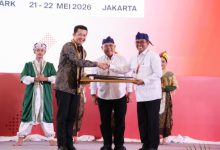 Gubernur Banten, Andra Soni menyerahkan Golok Pusaka Banten ke Menpora. Foto Biro Adpim Banten