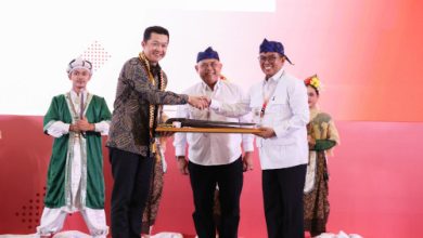 Gubernur Banten, Andra Soni menyerahkan Golok Pusaka Banten ke Menpora. Foto Biro Adpim Banten