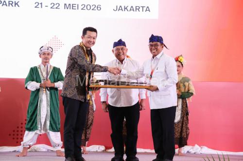 Gubernur Banten, Andra Soni menyerahkan Golok Pusaka Banten ke Menpora. Foto Biro Adpim Banten