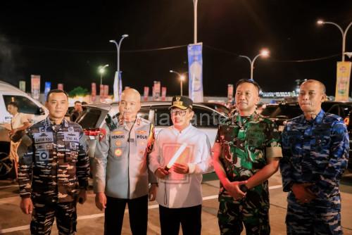 Gubernur Banten, Andra Soni bersama Kapolda Banten Irjen Pol Henki dan Danrem Banten Brigjen TNI Daru Cahyadi di Pelabuhan Merak. Foto Biro Adpim Banten