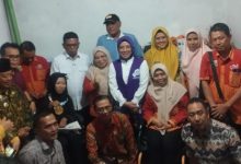 Gubernur Banten, Andra Soni saat mengunjungi rumah Handayani, peraih emas paralimpik Paragames Thailand. Foto Daeng Yusvin