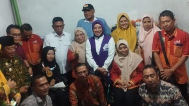 Gubernur Banten, Andra Soni saat mengunjungi rumah Handayani, peraih emas paralimpik Paragames Thailand. Foto Daeng Yusvin