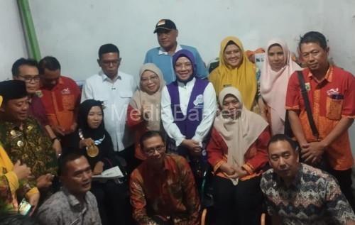 Gubernur Banten, Andra Soni saat mengunjungi rumah Handayani, peraih emas paralimpik Paragames Thailand. Foto Daeng Yusvin