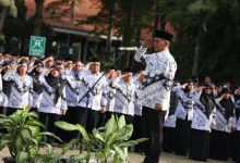 Gubernur Banten, Andra Soni jadi Inspekstur Upacara Hari Guru di SMKN 2 Tangerang. Foto Biro Adpim Banten