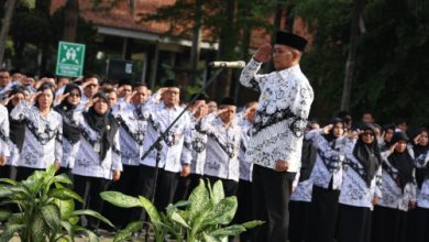 Gubernur Banten, Andra Soni jadi Inspekstur Upacara Hari Guru di SMKN 2 Tangerang. Foto Biro Adpim Banten