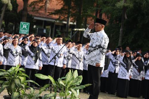 Gubernur Banten, Andra Soni jadi Inspekstur Upacara Hari Guru di SMKN 2 Tangerang. Foto Biro Adpim Banten