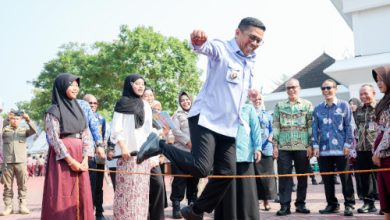 Gubernur Banten, Andra Soni mencoba permainan pada hari anak nasional. Foto Biro Adpim Banten