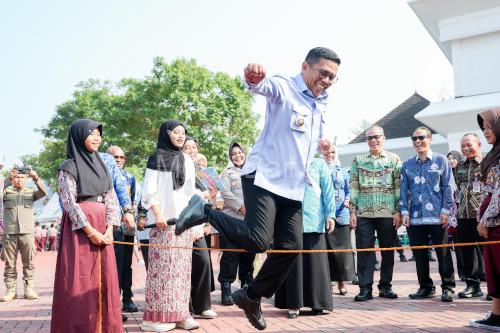 Gubernur Banten, Andra Soni mencoba permainan pada hari anak nasional. Foto Biro Adpim Banten