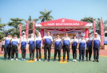 Gubernur Banten, Andra soni dan Kapolda Banten, Irjen Pol Suyudi Ario Seto berolahraga bersama di Mapolda Banten. Foto: Biro Adpim Banten