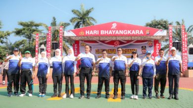 Gubernur Banten, Andra soni dan Kapolda Banten, Irjen Pol Suyudi Ario Seto berolahraga bersama di Mapolda Banten. Foto: Biro Adpim Banten