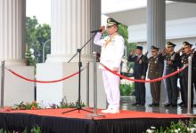 Gubernur Banten, Andra Soni sebagai Inspektur Upacara. Foto Biro Adpim Banten