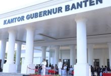 Andra Soni, Gubernur Banten pimpin apel hari otonomi daerah. Foto: Biro Adpim Banten