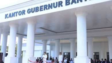 Andra Soni, Gubernur Banten pimpin apel hari otonomi daerah. Foto: Biro Adpim Banten