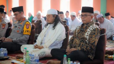 Gubernur Banten, Andra Soni di haul Abuya Bustomi. Foto: Biro Adpim Banten