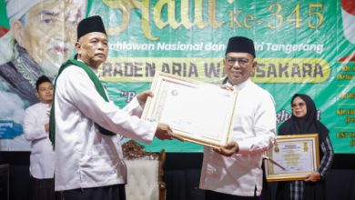Gubernur Banten, Andra Soni menghadiri haul Raden Aria Wangsakara, pahlawan nasional di Tangerang. Foto Biro Adpim Banten