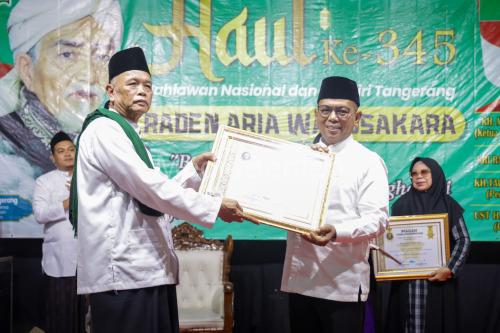 Gubernur Banten, Andra Soni menghadiri haul Raden Aria Wangsakara, pahlawan nasional di Tangerang. Foto Biro Adpim Banten