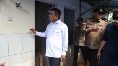Andra Soni, Gubernur Banten meninjau huntara korban bencana alam tahun 2020. Foto: Biro Adpim Banten