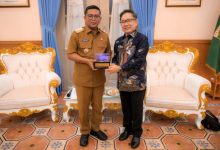 Gubernur Banten, Andra Soni bersama Edwin Setiawan Tjie dari Kadin Indonesia. Foto Biro Adpim Banten