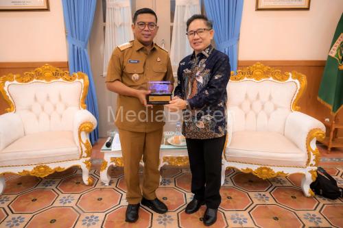 Gubernur Banten, Andra Soni bersama Edwin Setiawan Tjie dari Kadin Indonesia. Foto Biro Adpim Banten