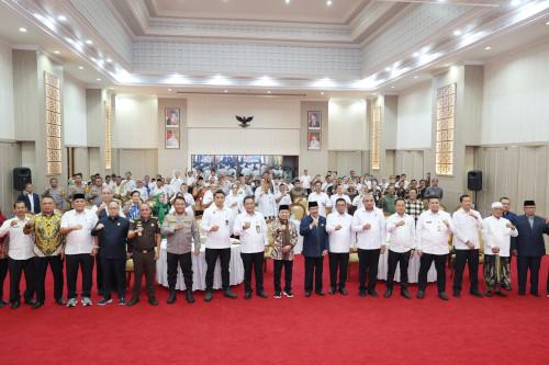 Gubernur Banten, Andra Soni dalam acara Kesbangpol Linmas. Foto Biro Adpim Banten