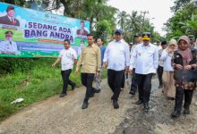 Gubernur Banten, Andra Soni saat meninjual jalan desa Cadasari - Kaduhela. Foto: Biro Adpim Banten
