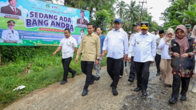 Gubernur Banten, Andra Soni saat meninjual jalan desa Cadasari - Kaduhela. Foto: Biro Adpim Banten