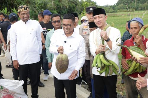 Gubernur Banten, Andra Soni saat meninjau jalan desa Luwuk - Grewel. Foto Biro Adpim Banten