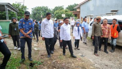 Gubernur Banten, Andra Soni meninjau jalan desa Sukarame. Foto: Biro Adpim Banten