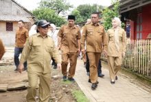 Gubernur Banten, Andra Soni saat meninjau jalan lingkungan di Cinangka. Foto Biro Adpim Banten