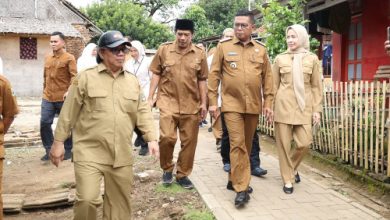 Gubernur Banten, Andra Soni saat meninjau jalan lingkungan di Cinangka. Foto Biro Adpim Banten