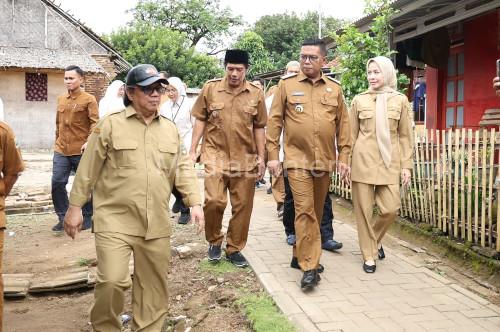 Gubernur Banten, Andra Soni saat meninjau jalan lingkungan di Cinangka. Foto Biro Adpim Banten
