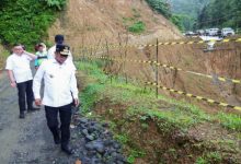 Gubernur Banten, Andra Soni meninjau lokasi jalan logsor di Cipanas - Ciparay. foto: Biro Adpim Banten