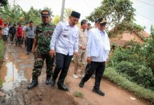 Gubernur Banten, Andra Soni meninjau jalan poros Desa karyajaya. Foto: Biro Adpim Pemprov Banten