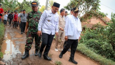 Gubernur Banten, Andra Soni meninjau jalan poros Desa karyajaya. Foto: Biro Adpim Pemprov Banten