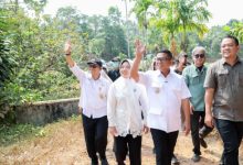 Gubernur Banten, Andra Soni meninjau kerusakan jalan di Kampung Buluh. Foto Biro Adpim Banten