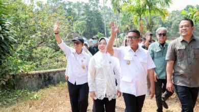 Gubernur Banten, Andra Soni meninjau kerusakan jalan di Kampung Buluh. Foto Biro Adpim Banten