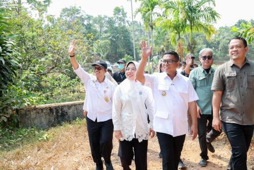Gubernur Banten, Andra Soni meninjau kerusakan jalan di Kampung Buluh. Foto Biro Adpim Banten