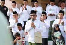 Gubenrur Banten, Andra Soni melepas jalan sehat sarungan Hari Santri. Foto Biro Adpim Banten
