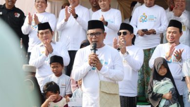 Gubenrur Banten, Andra Soni melepas jalan sehat sarungan Hari Santri. Foto Biro Adpim Banten