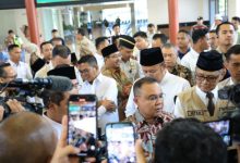 Gubernur Banten, Andra Soni dalam pelepasan jemaah haji di embarkasi Banten. Foto Biro Adpim Banten